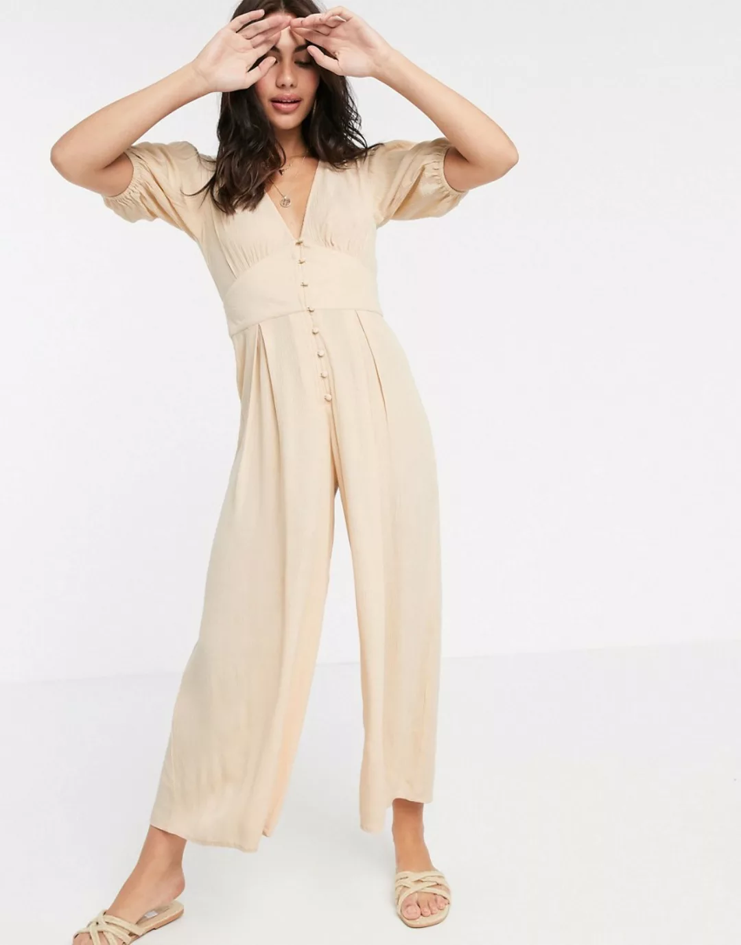 ASOS DESIGN – Jumpsuit in Knitter-Optik mit Puffärmlen in Stone-Mehrfarbig günstig online kaufen