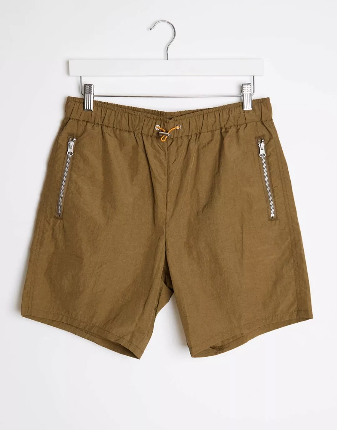 ASOS DESIGN – Kürzere Shorts in Khaki mit Akzenten in Orange-Grün günstig online kaufen