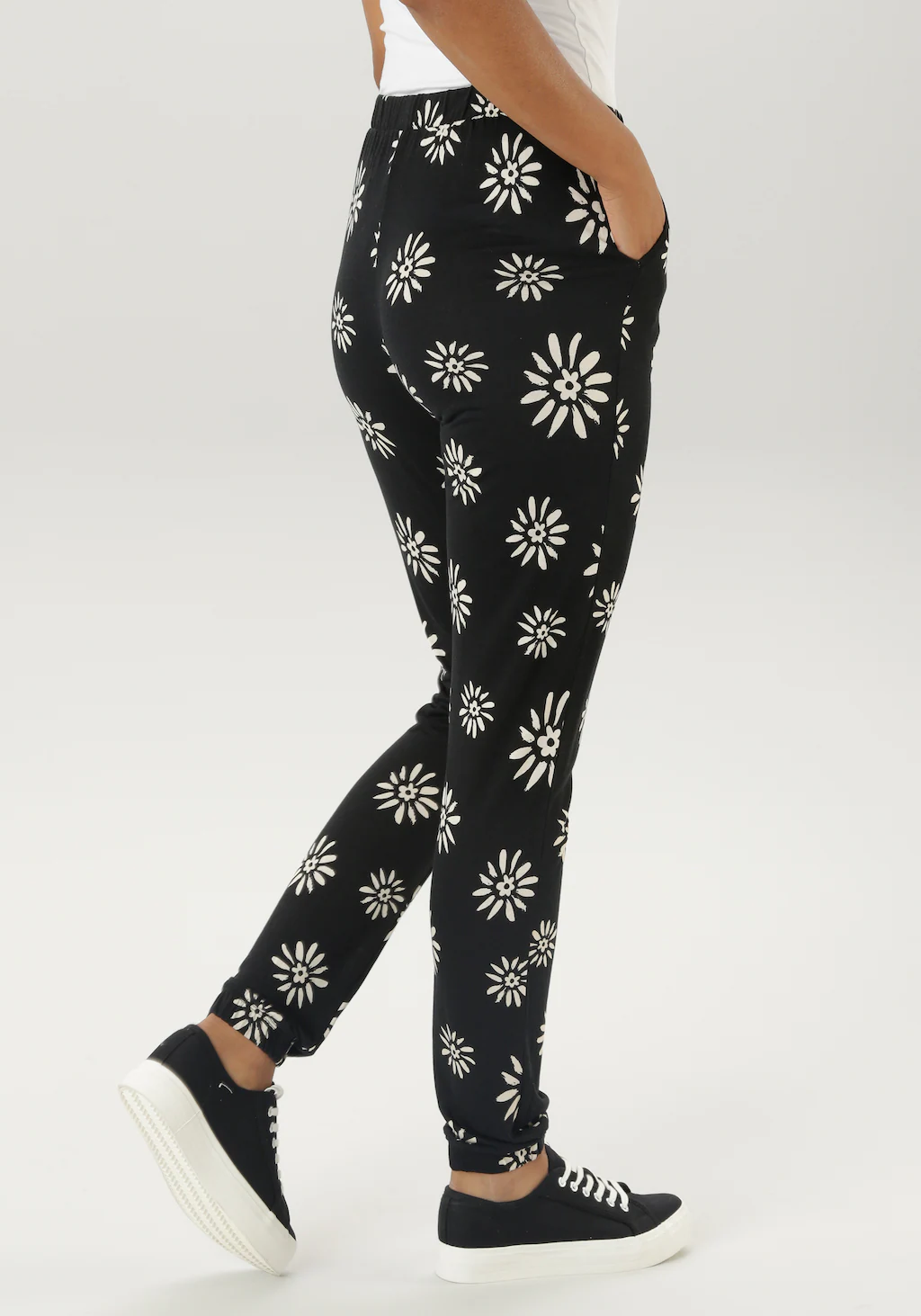 Aniston SELECTED Schlupfhose, mit trendigen Blütenprint allover günstig online kaufen