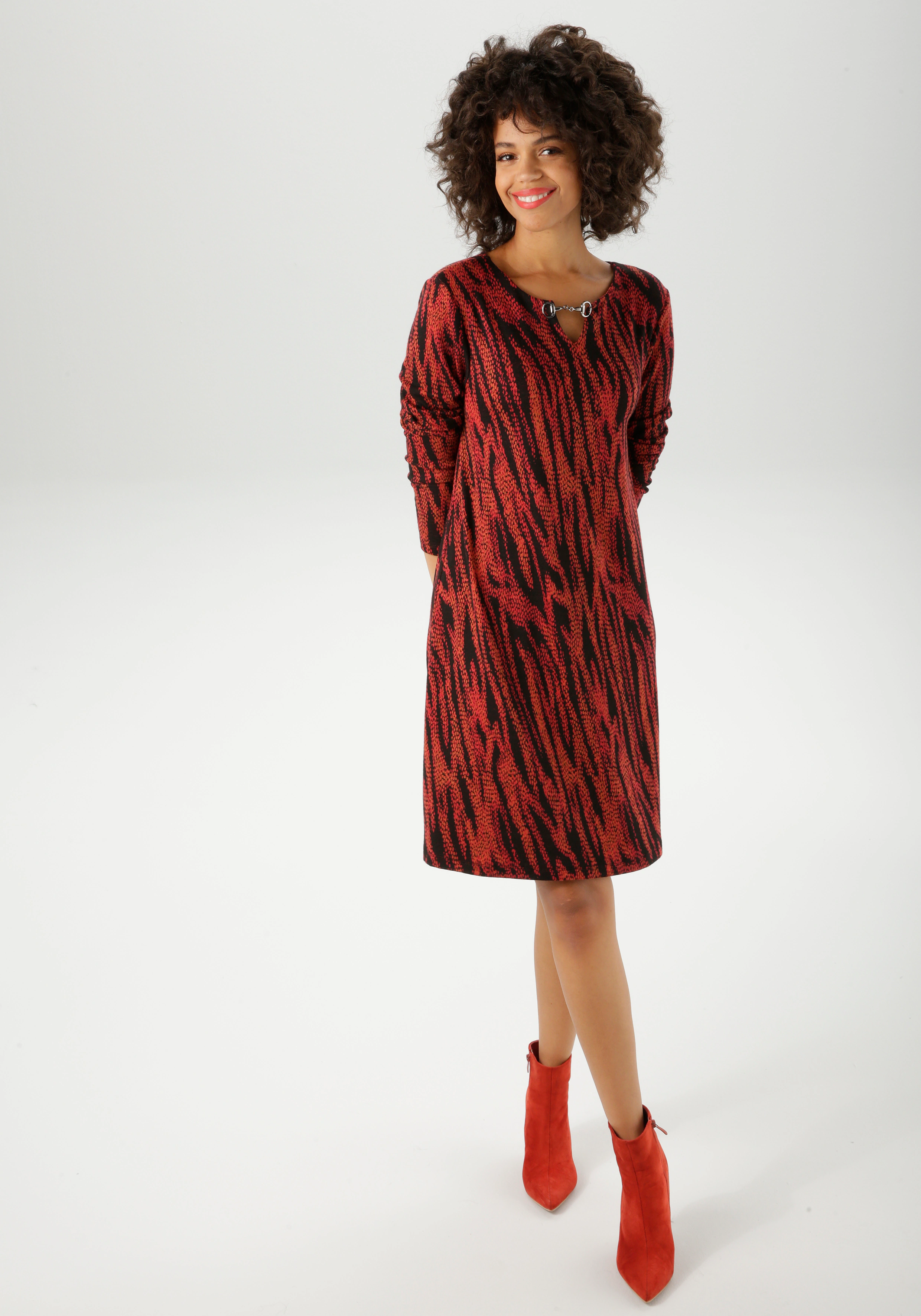 Aniston CASUAL Jerseykleid, mit dekorativem Schmuckelement am Ausschnitt - günstig online kaufen