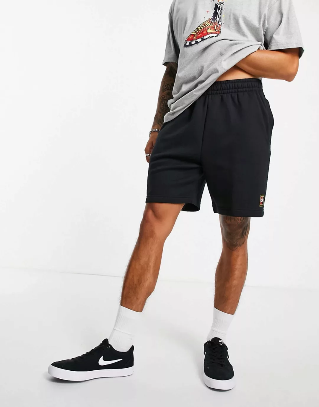 Nike – SB Court – Fleece-Shorts in Schwarz mit Logo günstig online kaufen