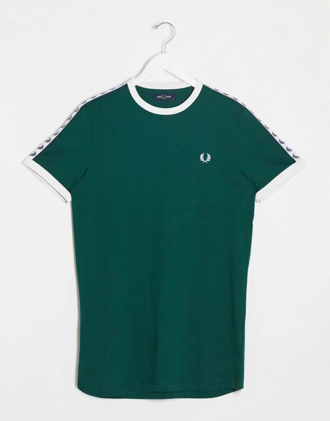 Fred Perry – Grünes Ringer-T-Shirt mit Zierleiste günstig online kaufen
