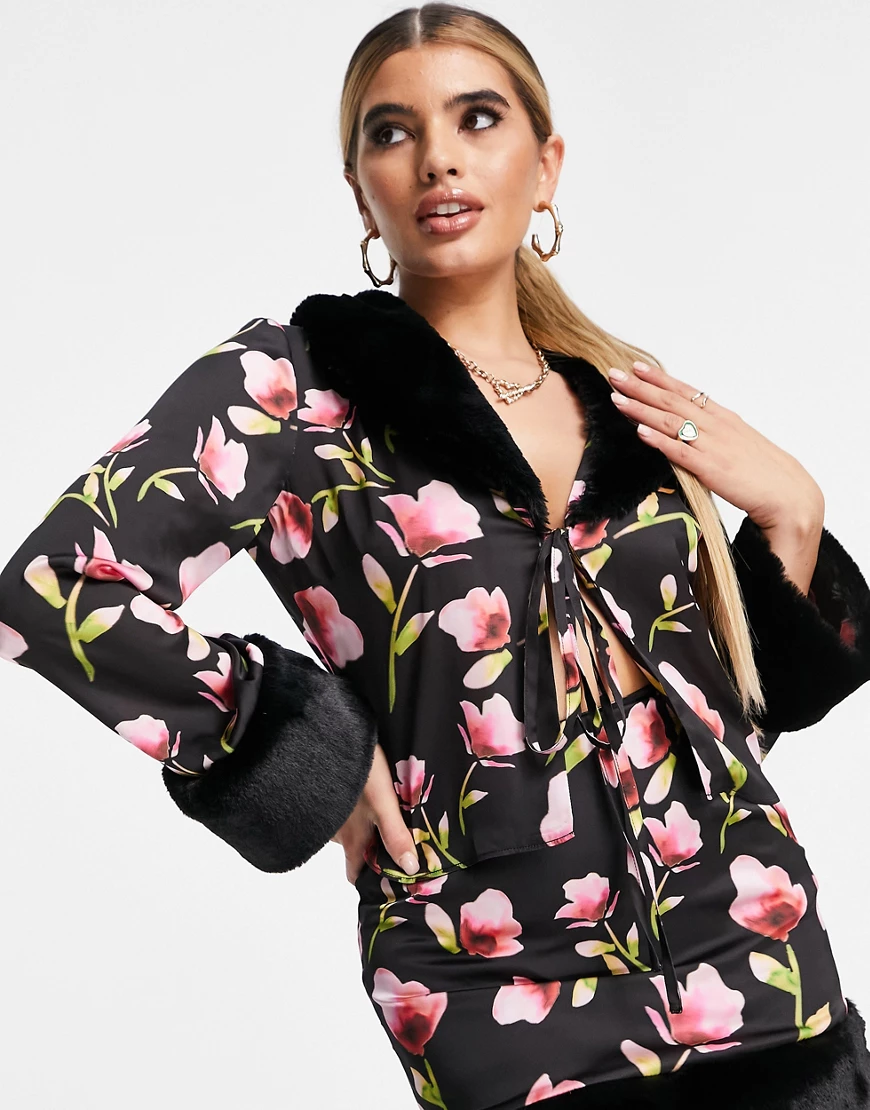 ASOS DESIGN – Bluse aus Satin mit tiefem Ausschnitt, Blumenmuster und Kunst günstig online kaufen