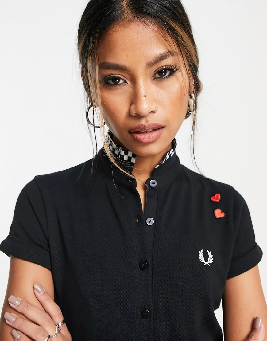 Fred Perry x Amy Winehouse – Poloshirt mit Schachbrettmuster am Kragen in S günstig online kaufen