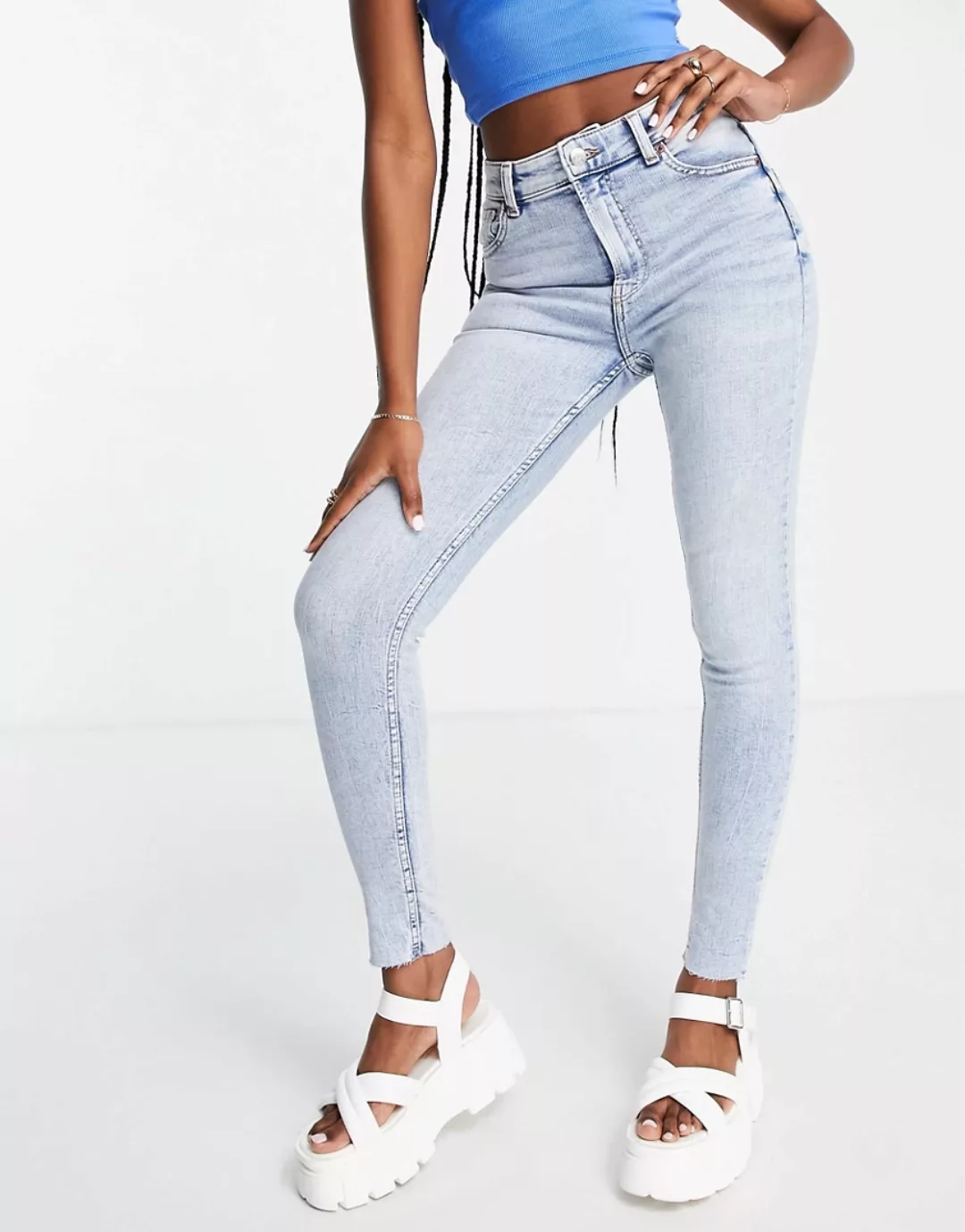 Bershka – Enge Jeans mit hohem Bund in verblichenem Blau günstig online kaufen