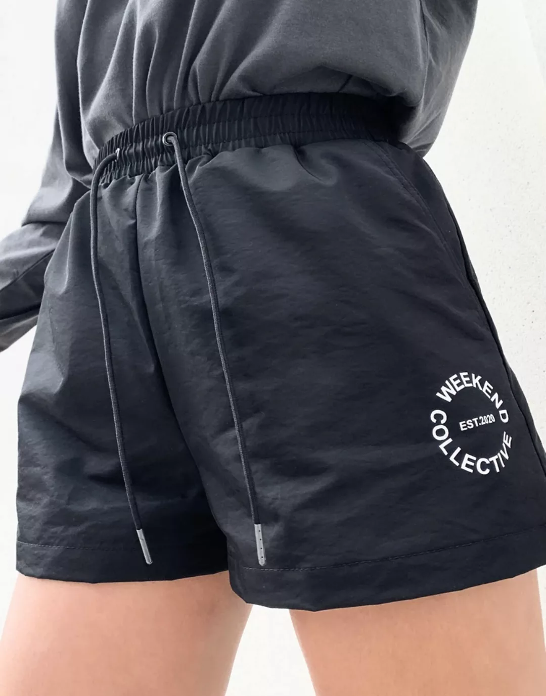 ASOS DESIGN – Weekend Collective – Nylon-Shorts in Schwarz mit Logo günstig online kaufen