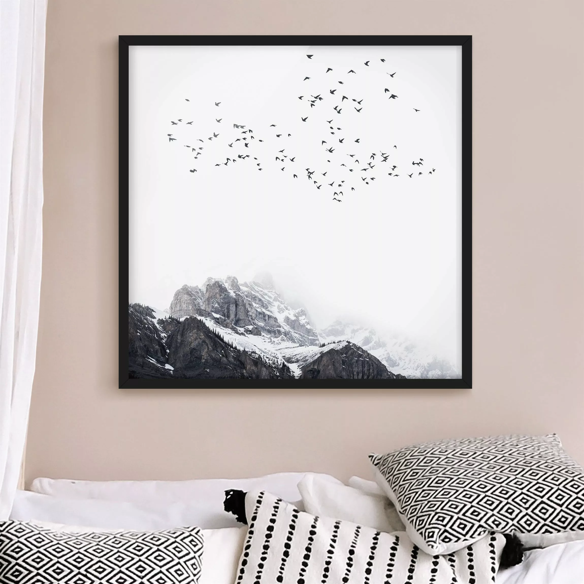 Bild mit Rahmen Vogelschwarm vor Bergen Schwarz Weiß günstig online kaufen