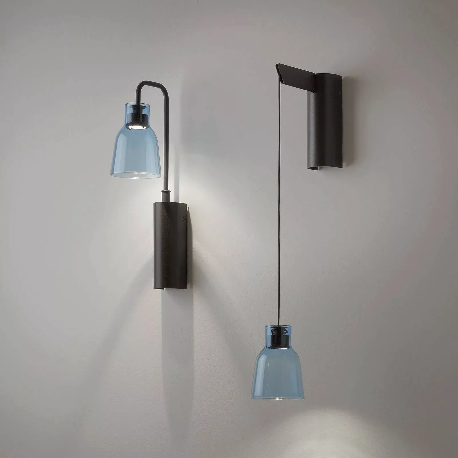 Bover Drip A/02 LED-Wandleuchte, schwarz/blau günstig online kaufen