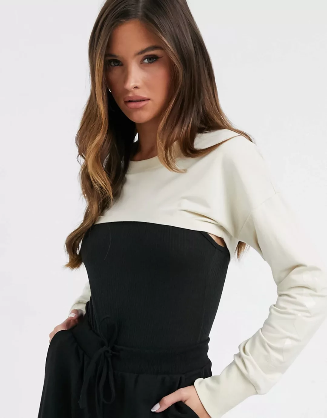 Hummel – Super kurz geschnittenes Sweatshirt in Creme-Weiß günstig online kaufen