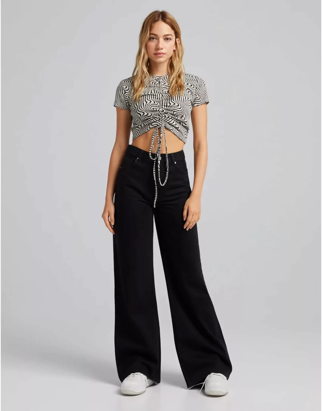 Bershka – Jeans im Stil der 90er mit super weitem Bein in Schwarz günstig online kaufen