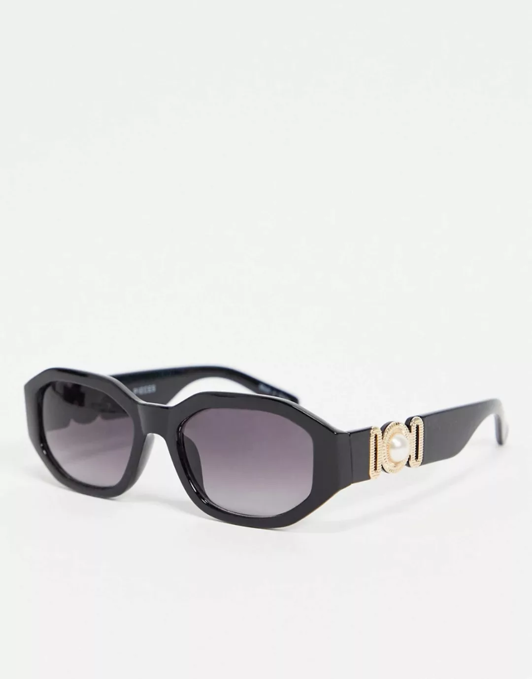 Pieces – Sonnenbrille im Vintage-Stil in Schwarz mit Bügeldetail in Gold günstig online kaufen