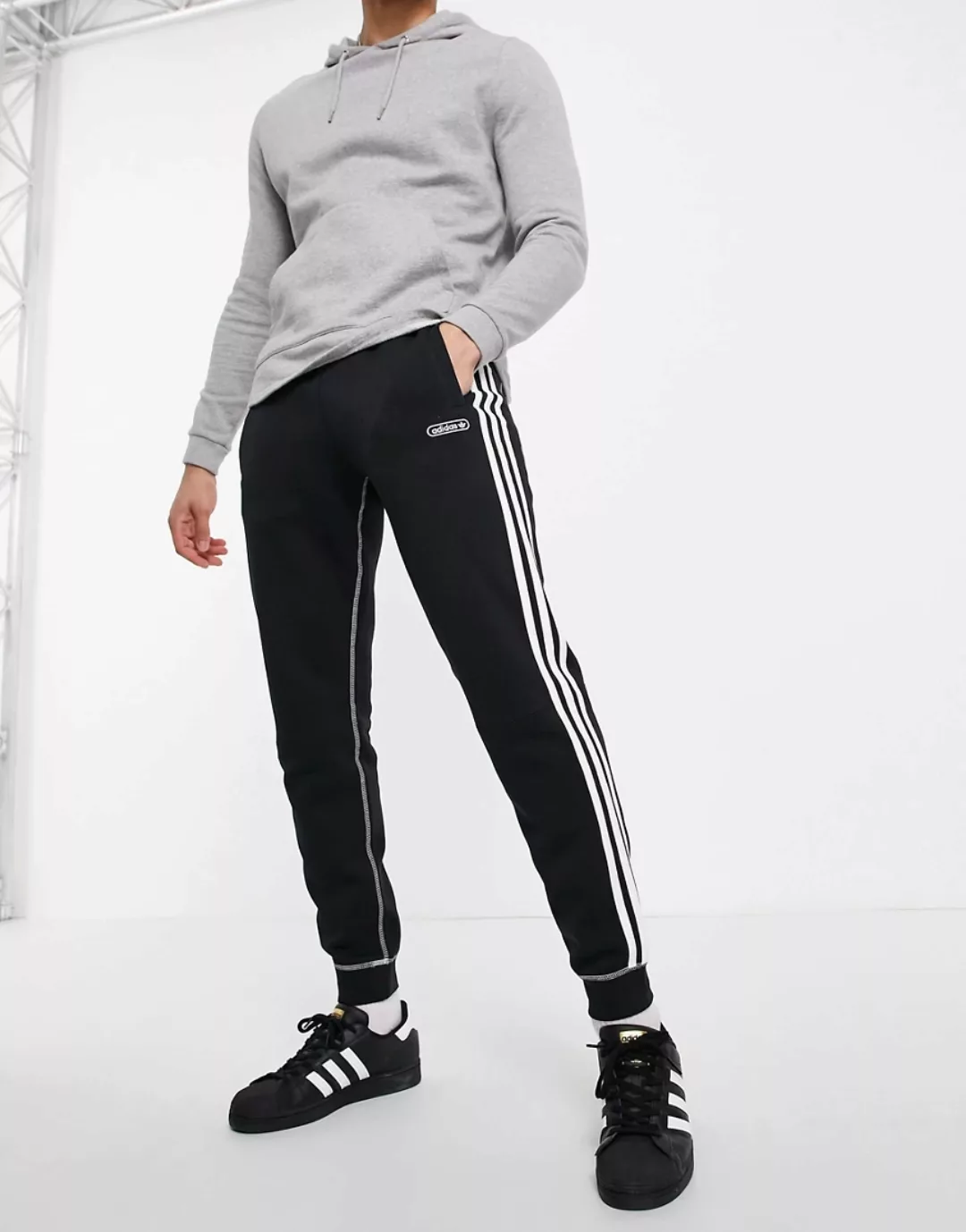 adidas Originals – Jogginghose mit drei Streifen und Kontrastnähten in Schw günstig online kaufen