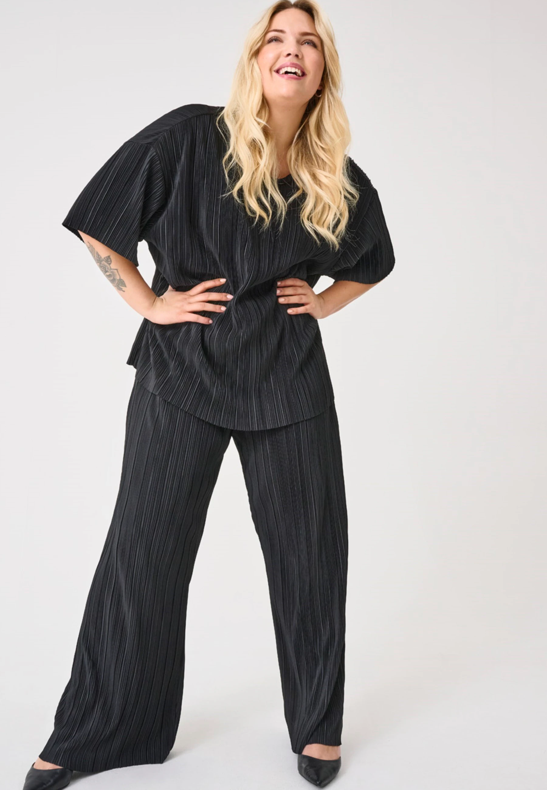 ONLY CARMAKOMA Schlupfhose "CARRAVENNA PLISSE PANT JRS NOOS", Sommerhose, m günstig online kaufen