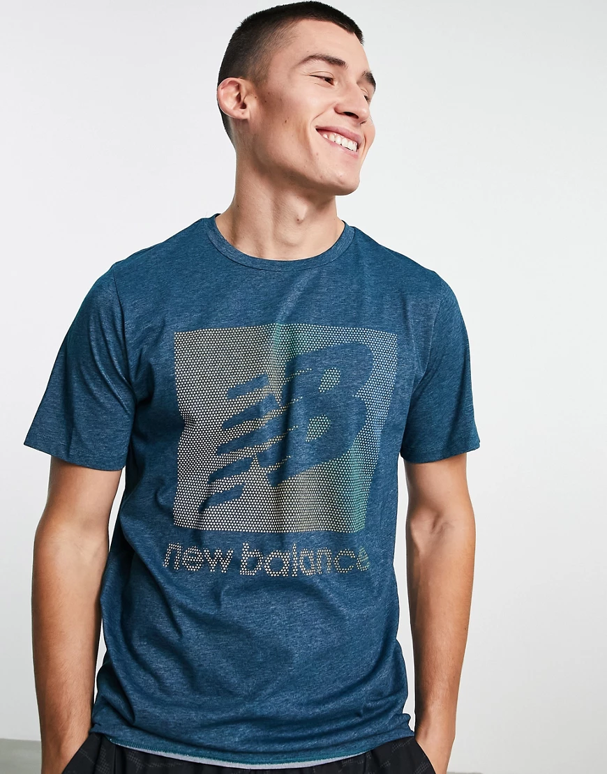 New Balance – T-Shirt mit Brustaufdruck in Blau-Marineblau günstig online kaufen