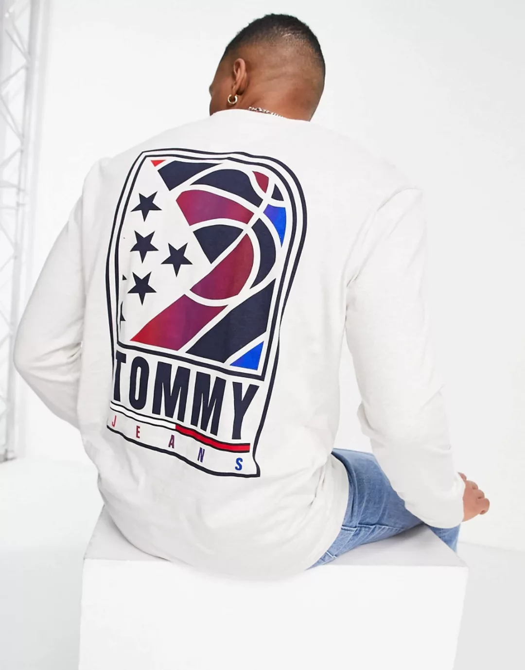 Tommy Jeans – Langärmliges Oberteil mit „Tommy Basketball”-Logo und Rückenp günstig online kaufen