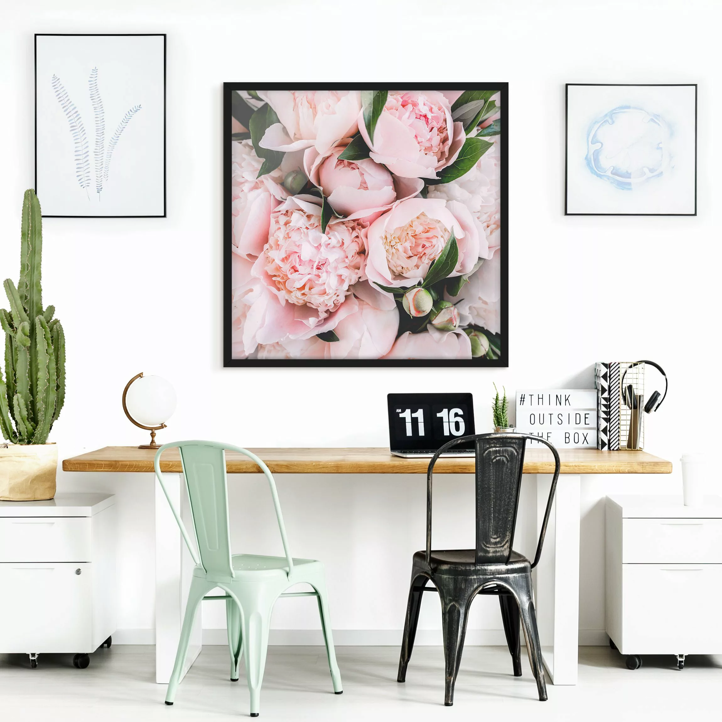 Bild mit Rahmen Blumen - Quadrat Rosa Pfingstrosen mit Blättern günstig online kaufen