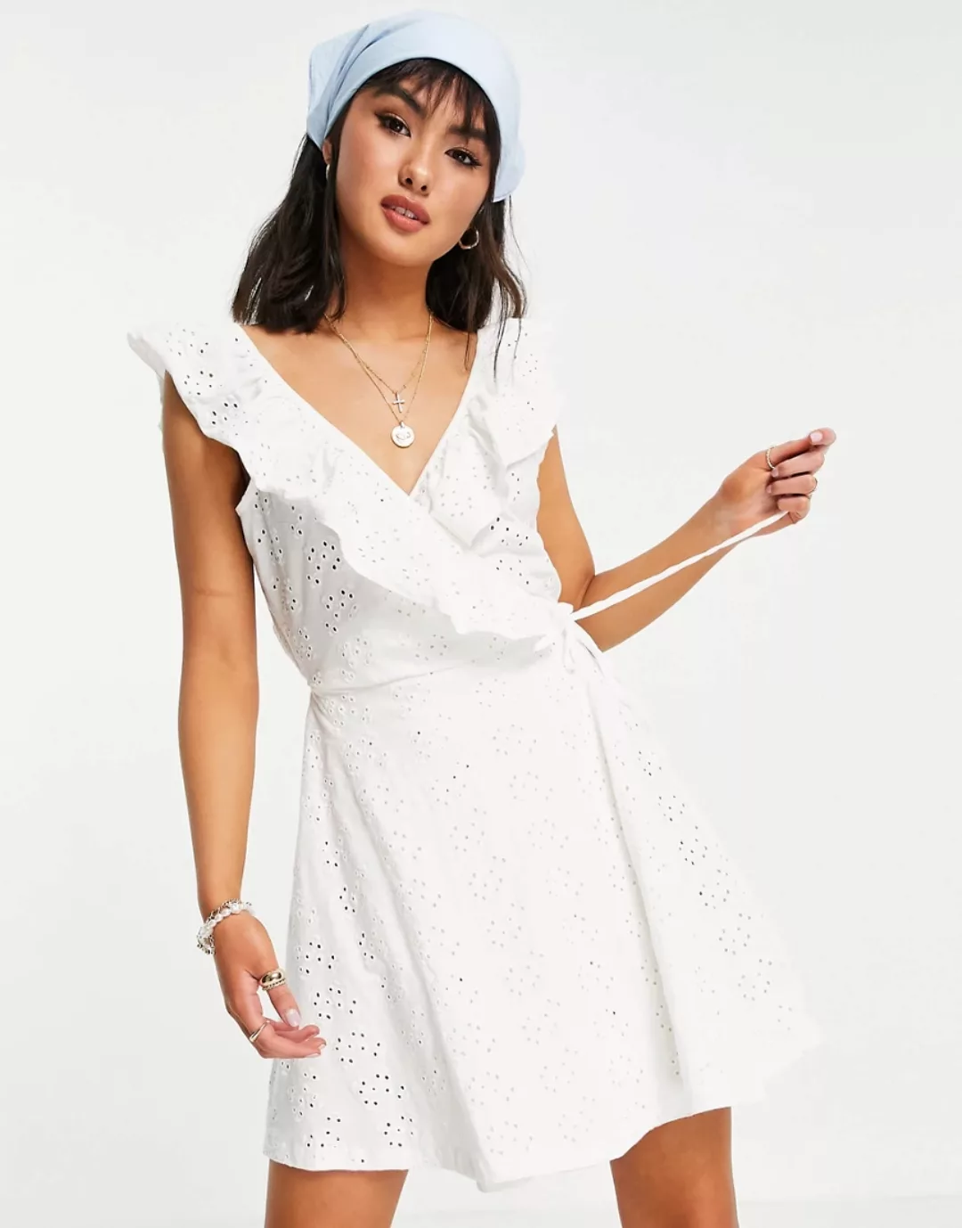 ASOS DESIGN – Gerüschtes Wickelkleid mit Lochstickerei-Weiß günstig online kaufen
