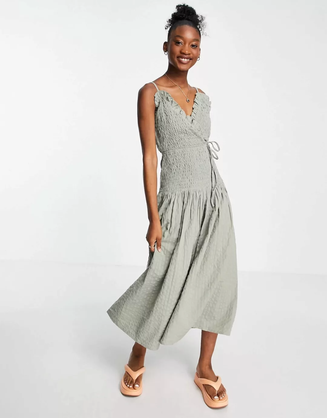 ASOS DESIGN – Maxikleid aus Seersucker in Khaki mit geraffter Taille und Wi günstig online kaufen