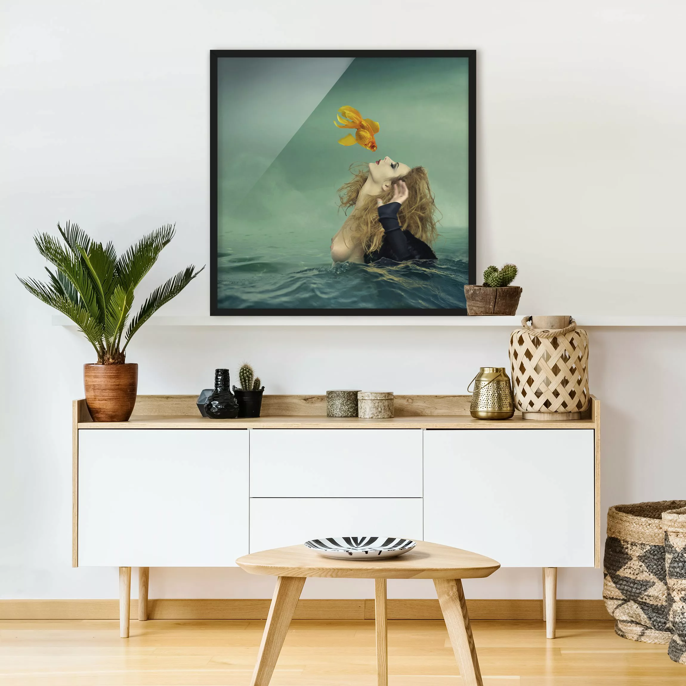 Bild mit Rahmen Portrait - Quadrat Kuss eines Goldfisches günstig online kaufen
