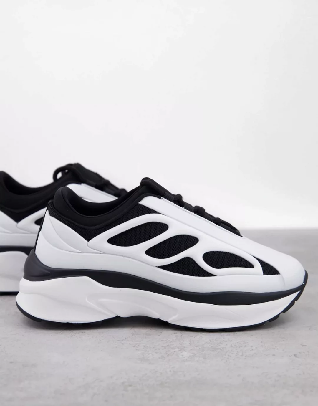 ASOS DESIGN – Dauby – Sock-Sneaker mit dicker Sohle in Weiß/Schwarz günstig online kaufen