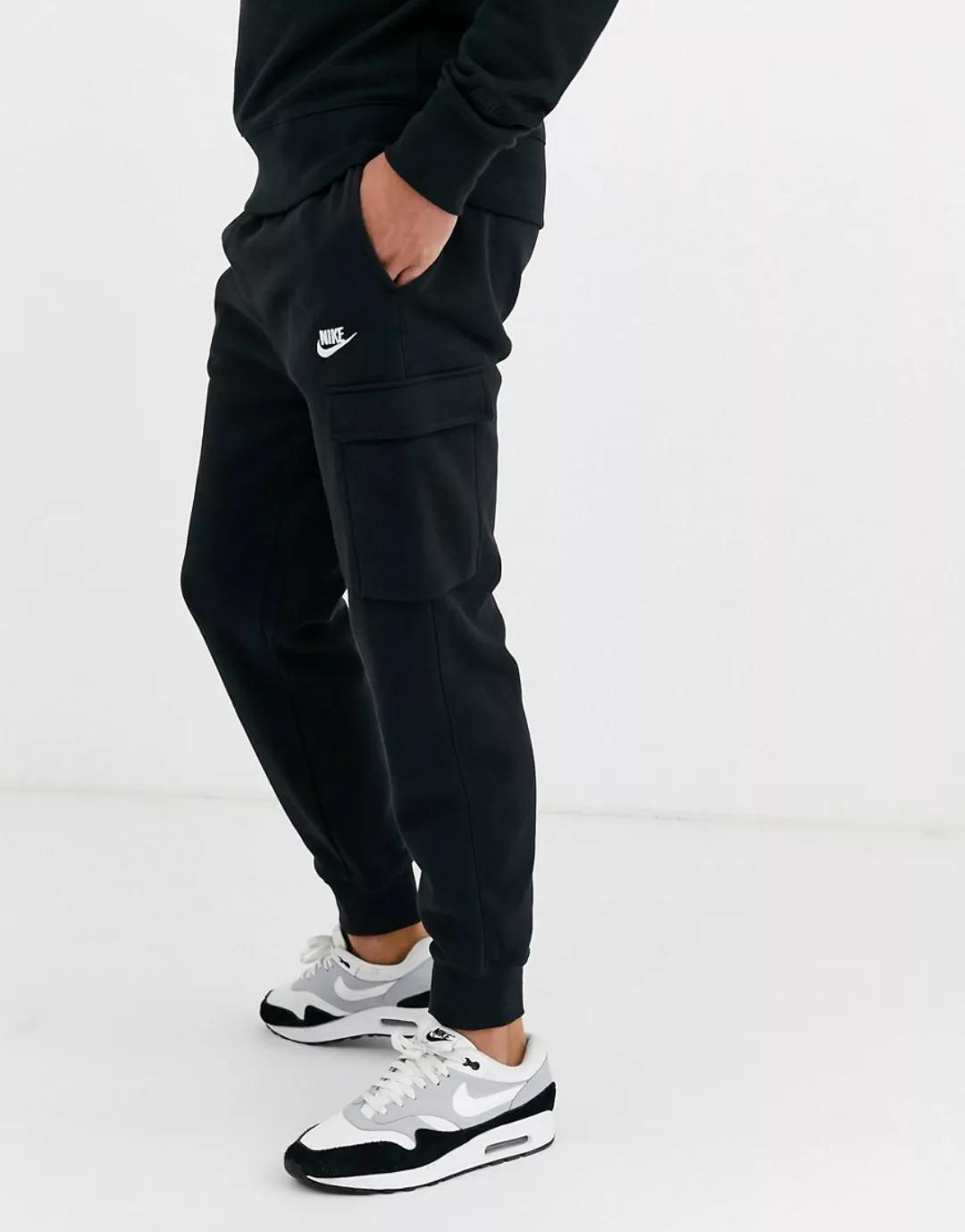 Nike Club – Cargo-Jogginghose mit engen Bündchen in Schwarz günstig online kaufen