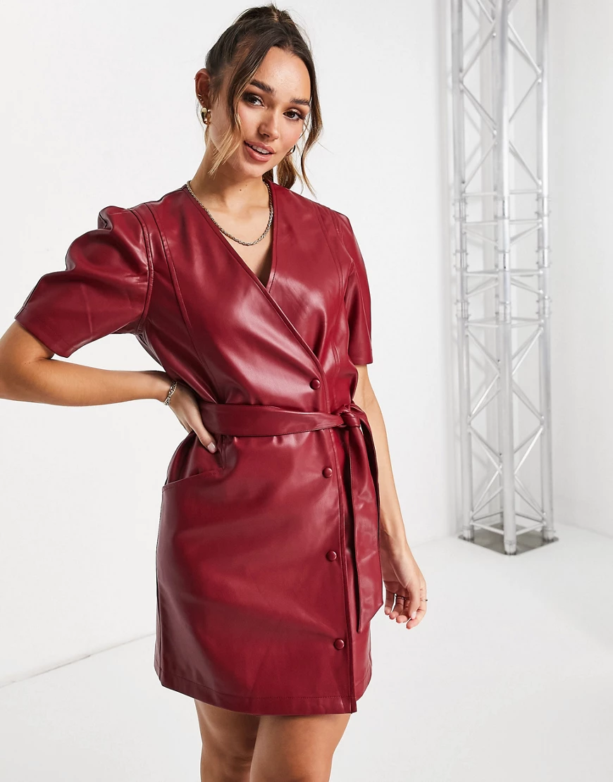 Vero Moda – Mini-Wickelkleid aus Kunstleder mit Puffärmeln in Dunkelrot günstig online kaufen