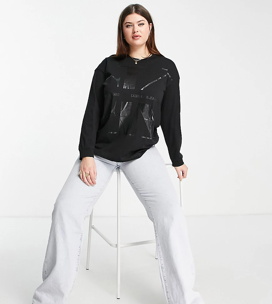 Calvin Klein Jeans Plus – Langärmliges Shirt in Schwarz mit großem Logo günstig online kaufen