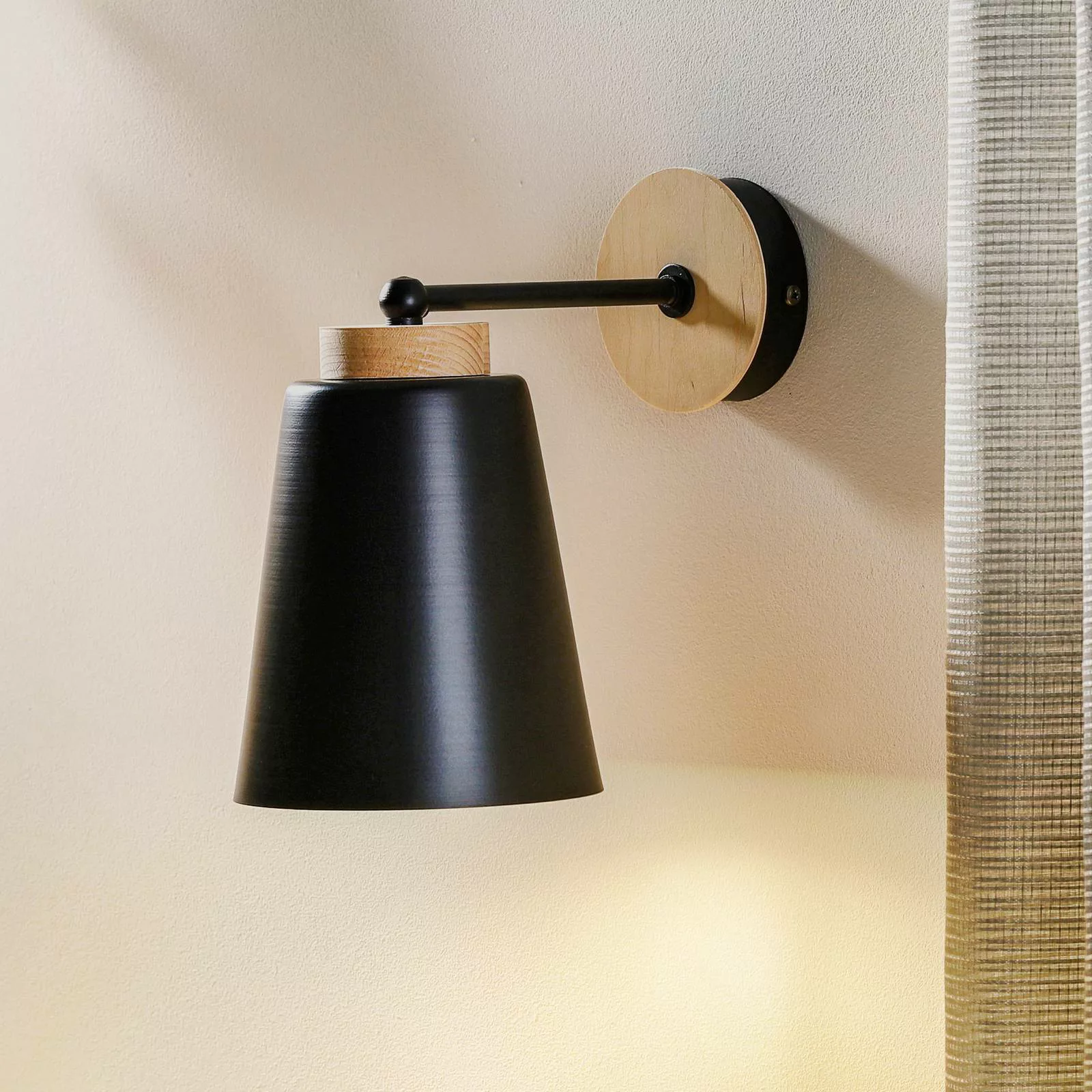 Wandlampe Periot K1 mit Holzdekoration, schwarz günstig online kaufen