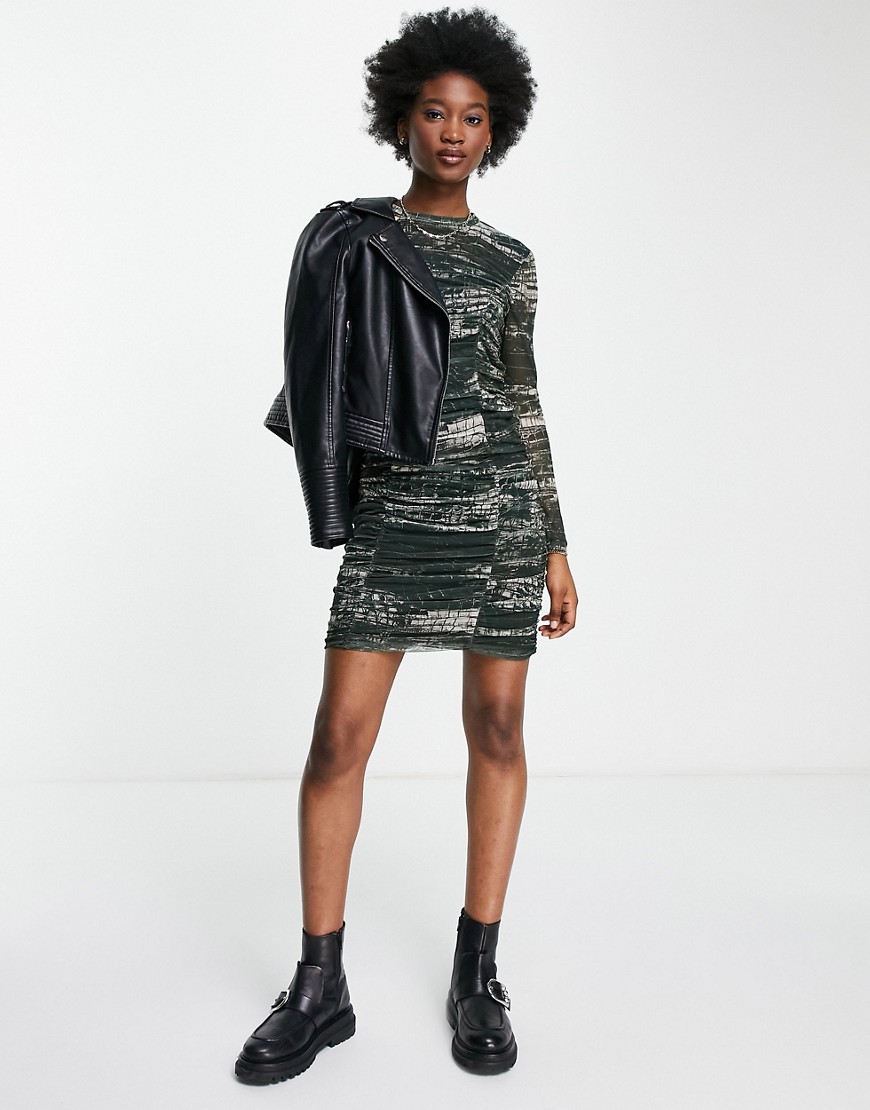 Pieces – Kurzes Bodycon-Kleid aus Netzstoff in Grün bedruckt-Bunt günstig online kaufen