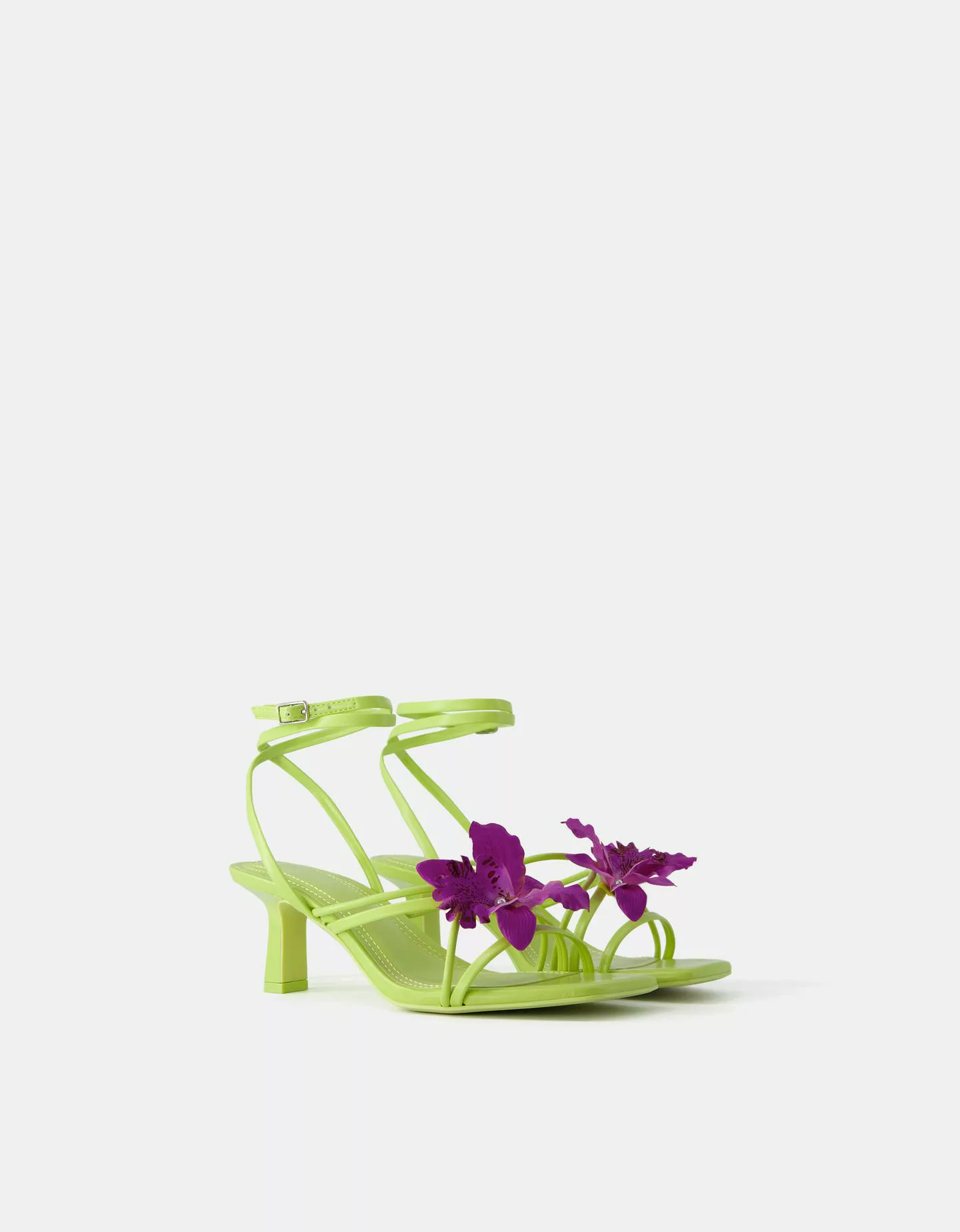 Bershka Sandalen Mit Kitten-Heels Und Blumendetail Damen 36 Grün günstig online kaufen