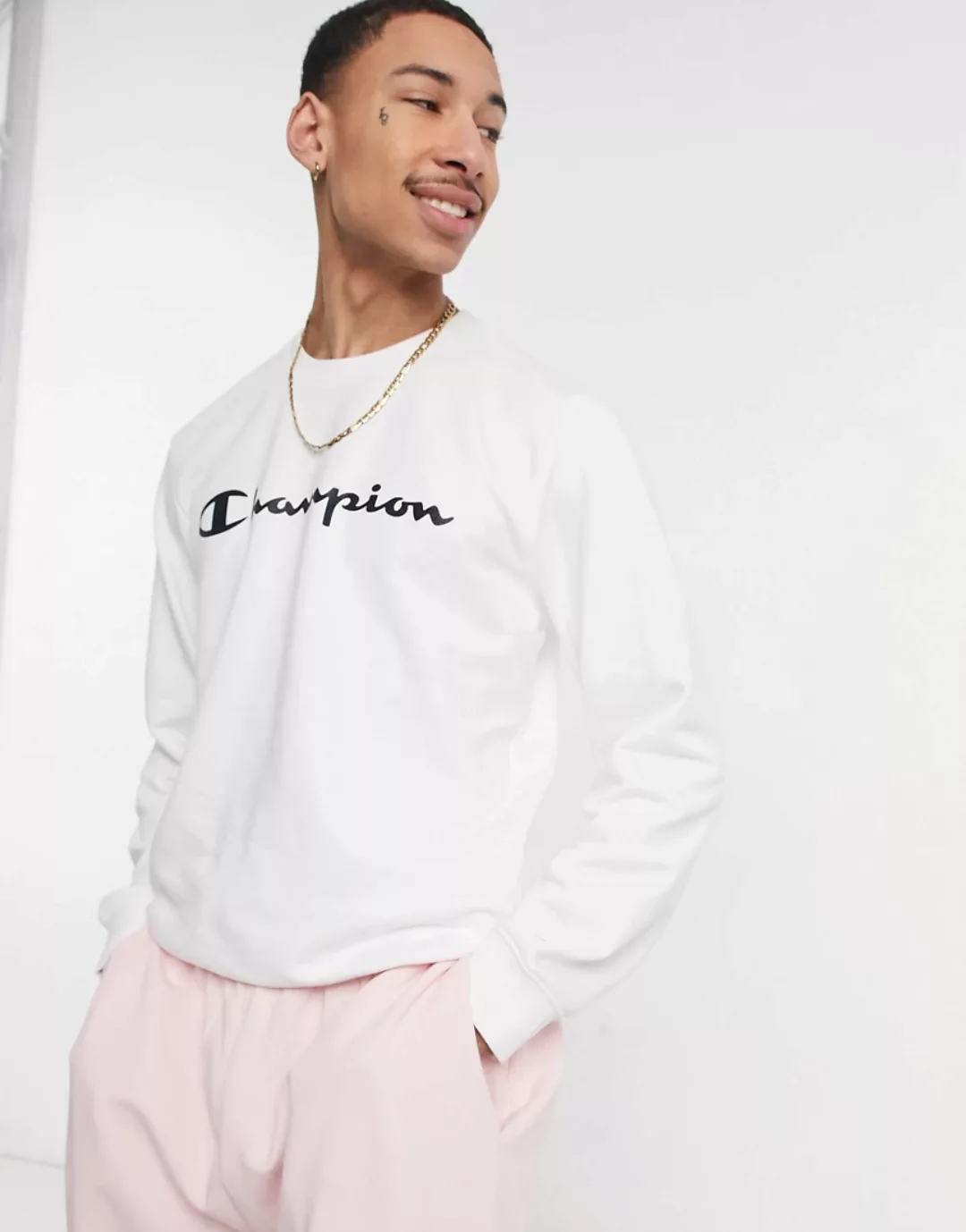 Champion – Sweatshirt mit großem Schriftzuglogo auf der Brust in Weiß günstig online kaufen