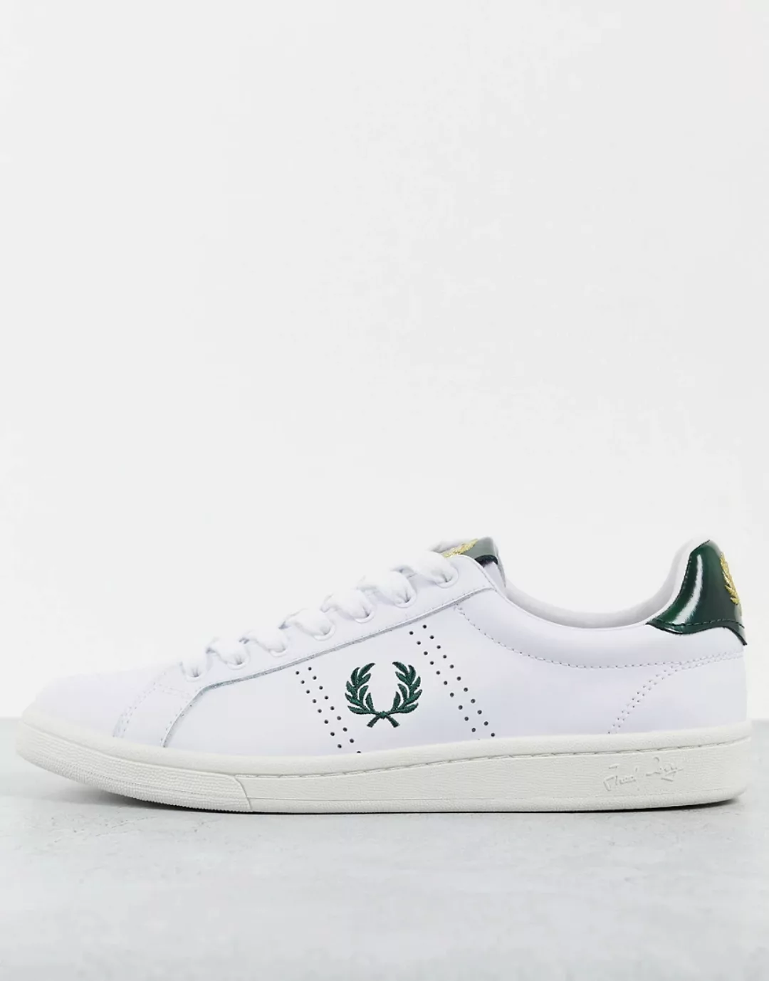Fred Perry – B721 – Sneaker aus Leder in Weiß mit grünem Logoetikett günstig online kaufen