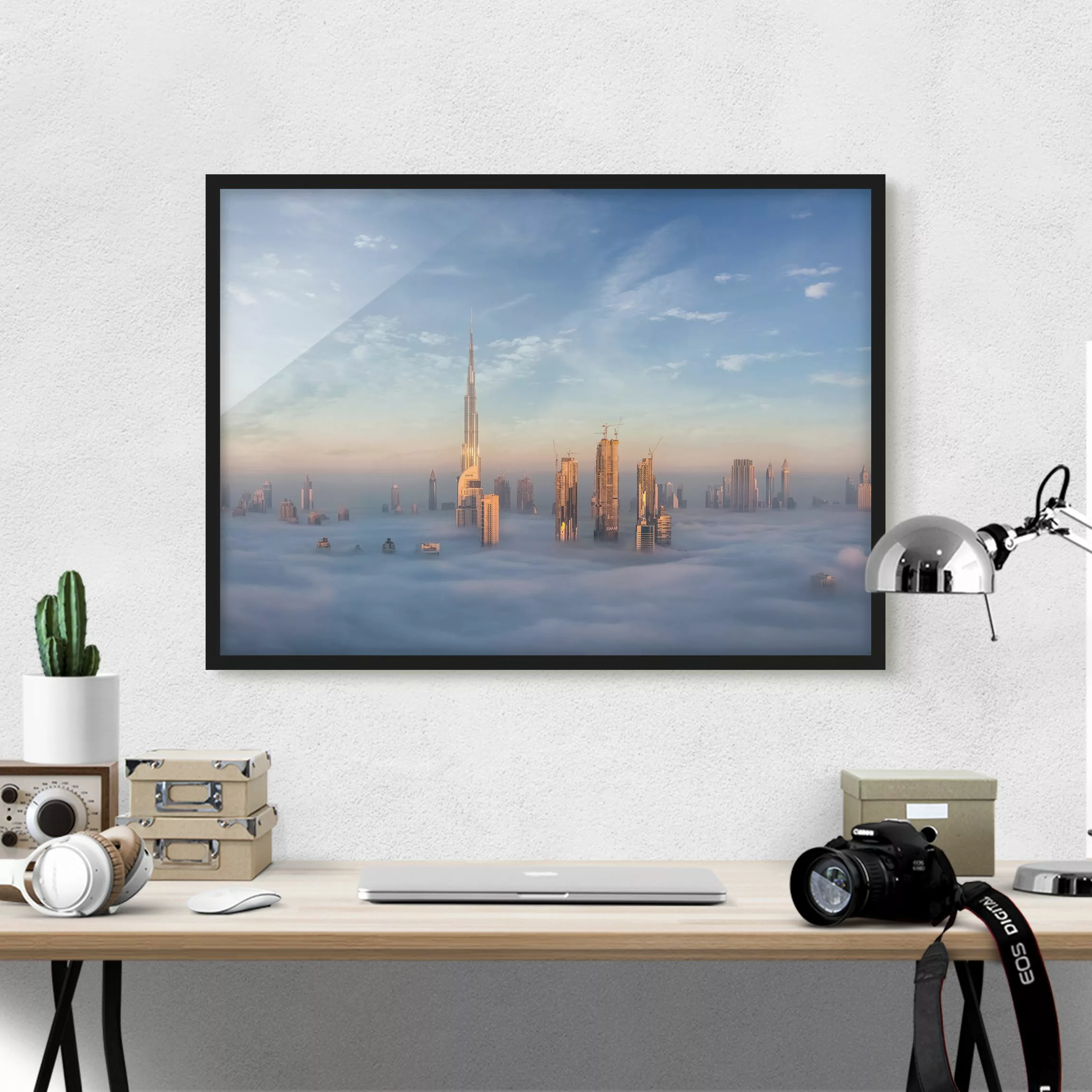 Bild mit Rahmen Architektur & Skyline - Querformat Dubai über den Wolken günstig online kaufen
