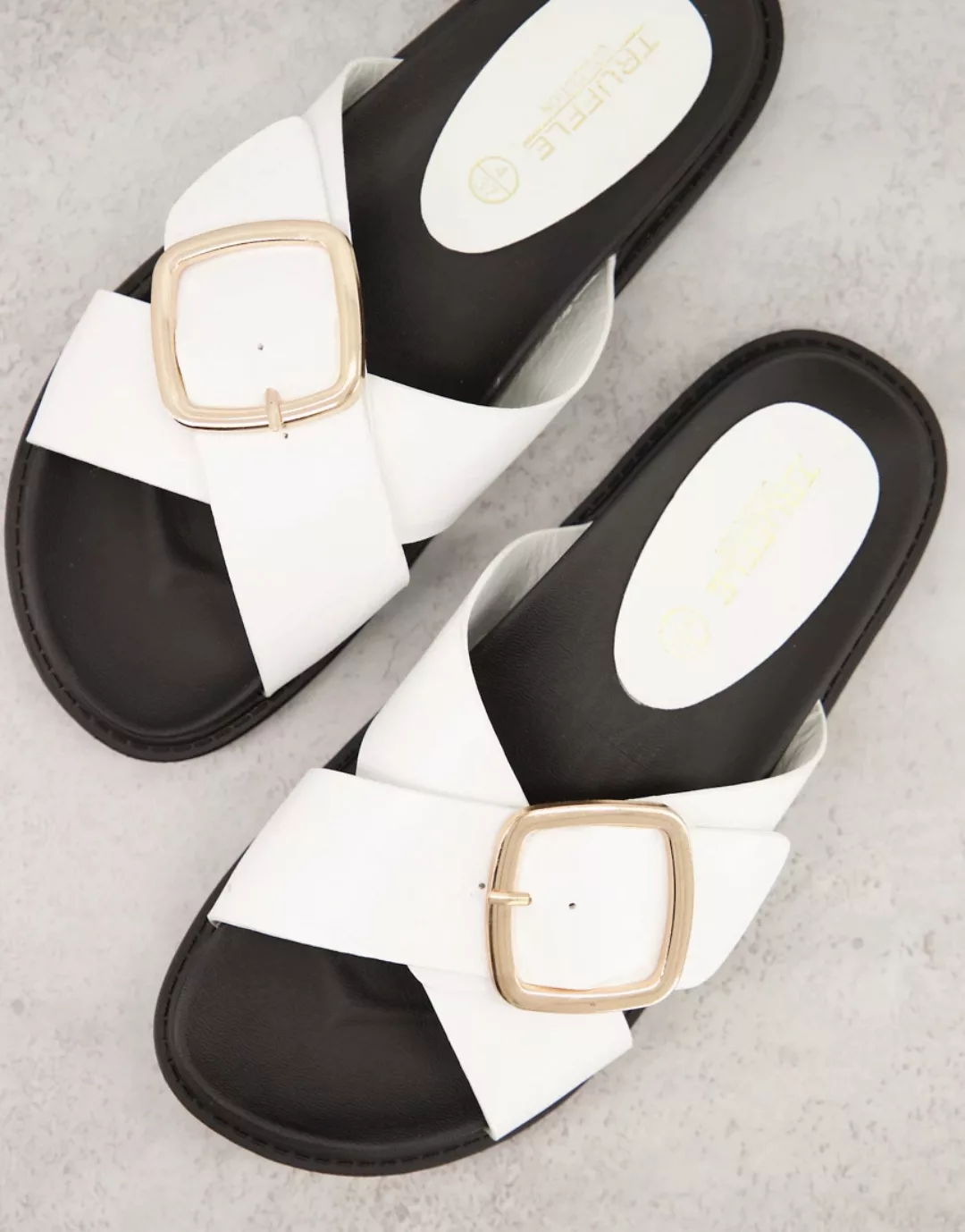 Truffle Collection – Flache Sandalen in Weiß mit Schnalle günstig online kaufen