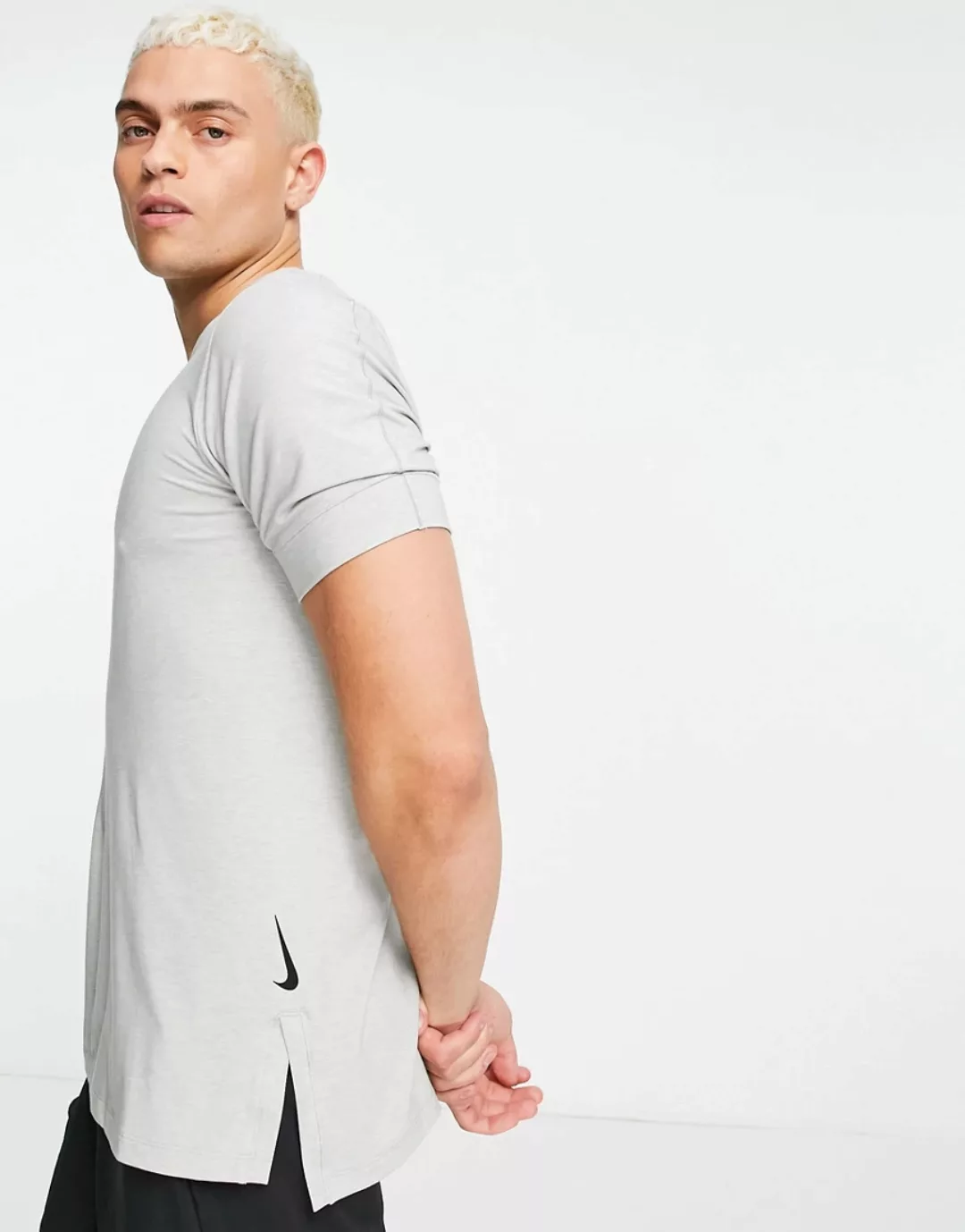 Nike – Yoga Dri-FIT – T-Shirt in Kalkgrau günstig online kaufen
