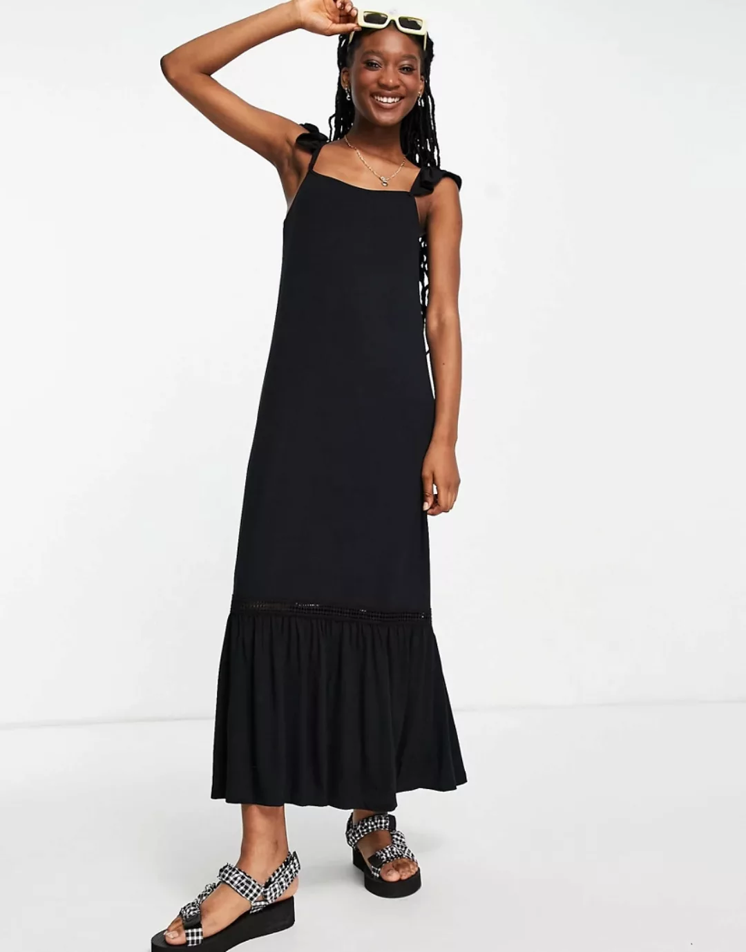 ASOS DESIGN – Maxi-Sommerkleid in Schwarz mit Spitzeneinsatz und Rüschenärm günstig online kaufen