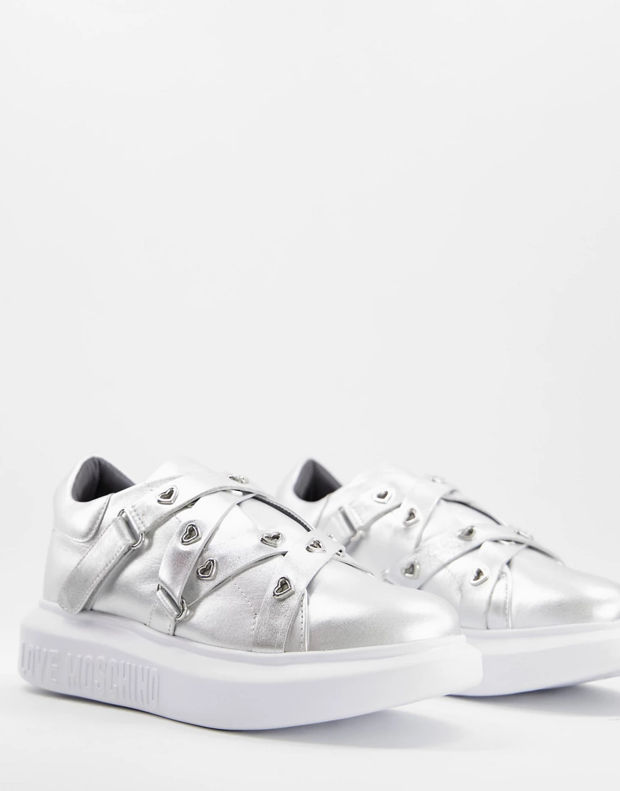 Love Moschino – Sneaker in Silberfarbton mit Herzverzierung und mehreren Ri günstig online kaufen