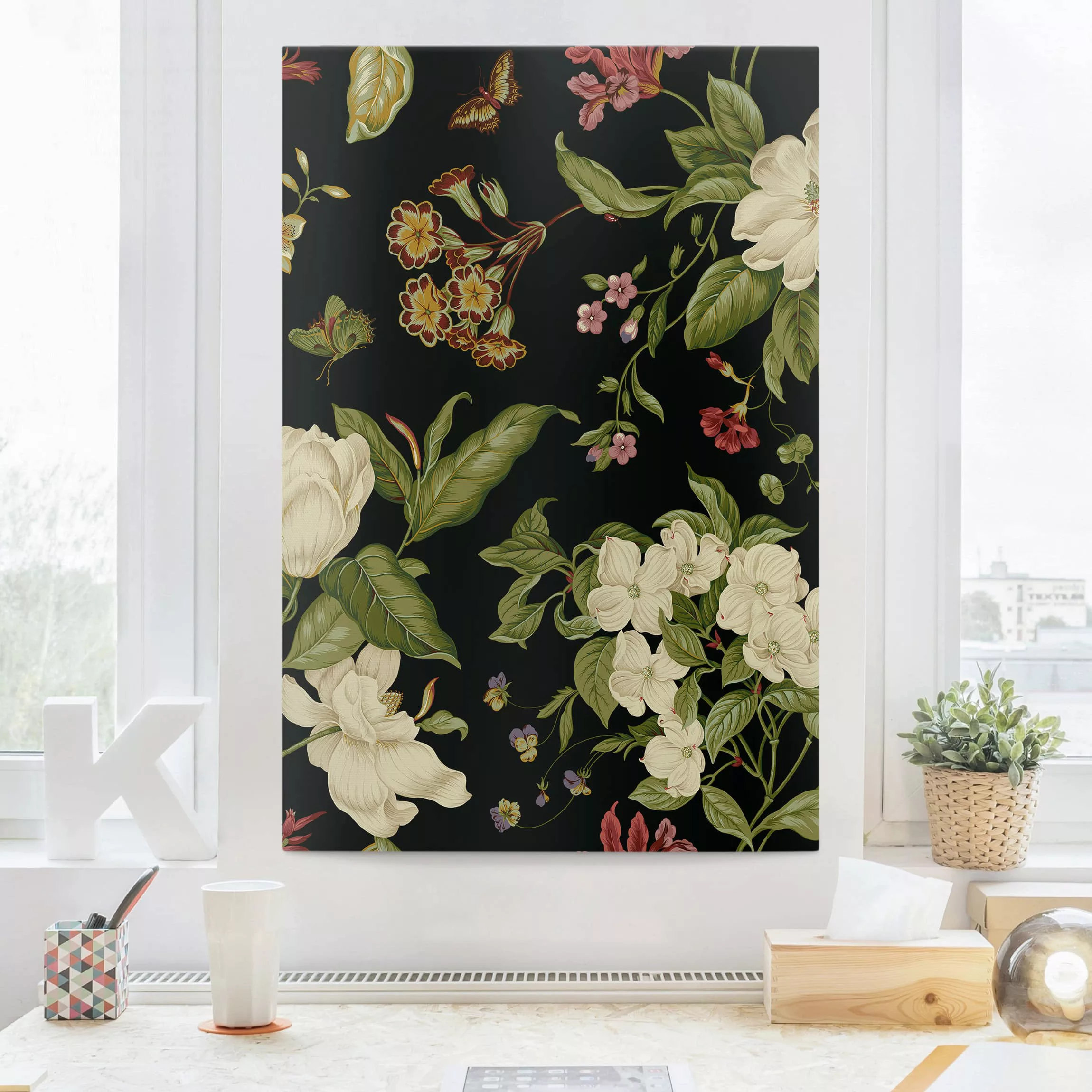 Leinwandbild Blumen - Hochformat Gartenblumen auf Schwarz I günstig online kaufen