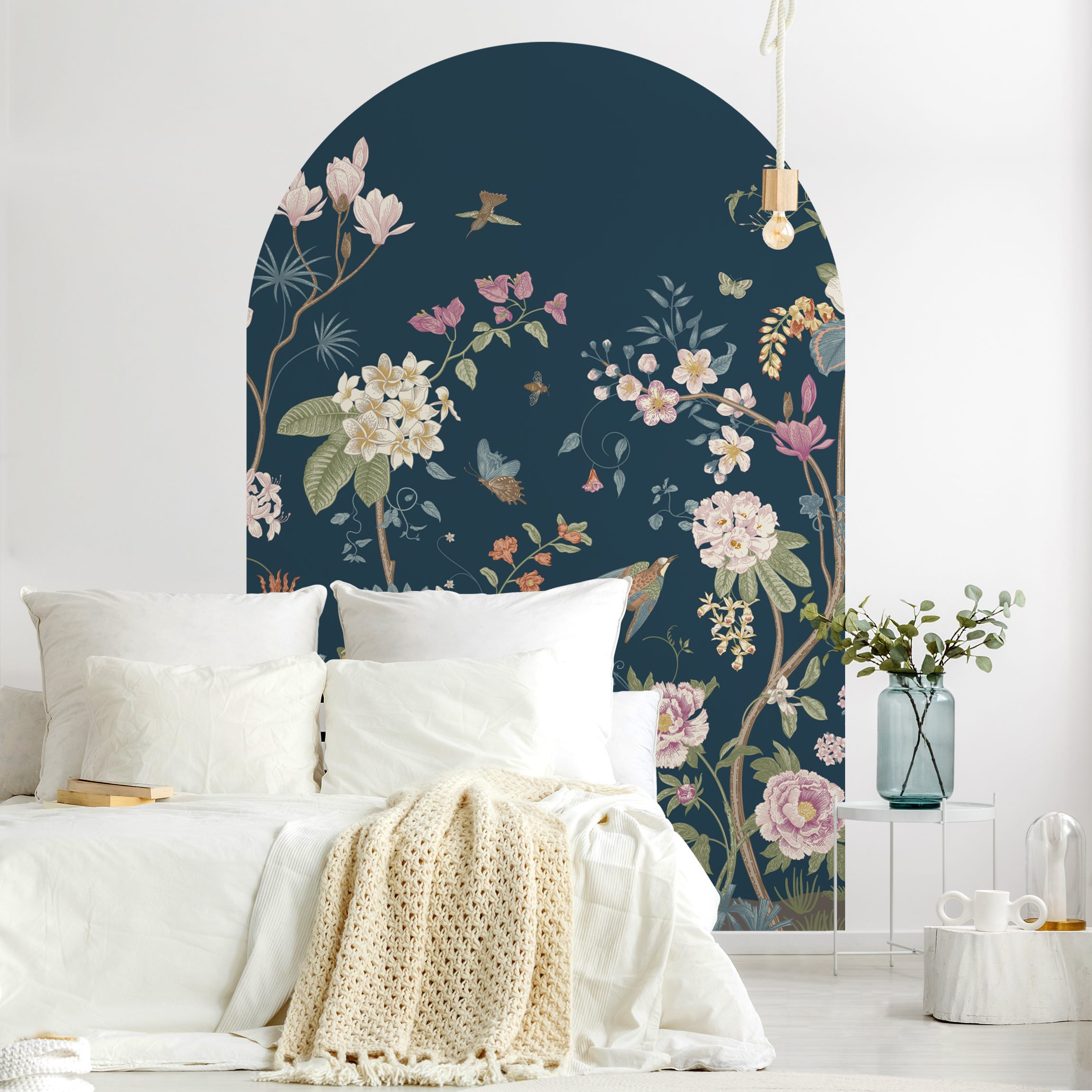 Rundbogen Tapete Illustrierte Blumen Chinoiserie auf Dunkelblau günstig online kaufen