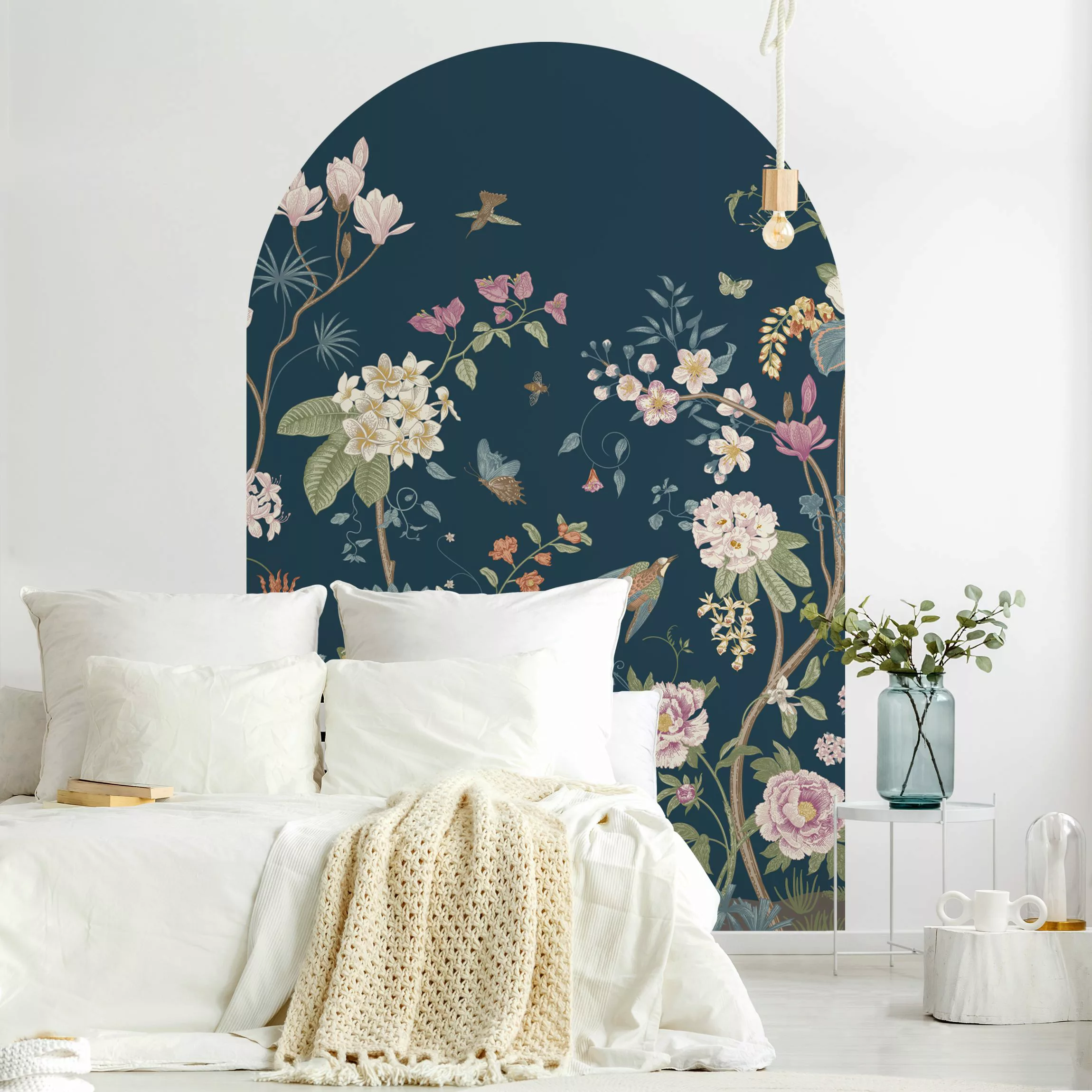 Rundbogen Tapete Illustrierte Blumen Chinoiserie auf Dunkelblau günstig online kaufen