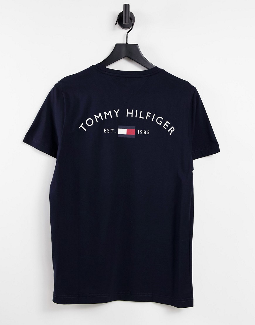 Tommy Hilfiger – T-Shirt in Marineblau mit gebogenem Logo mit Flagge hinten günstig online kaufen