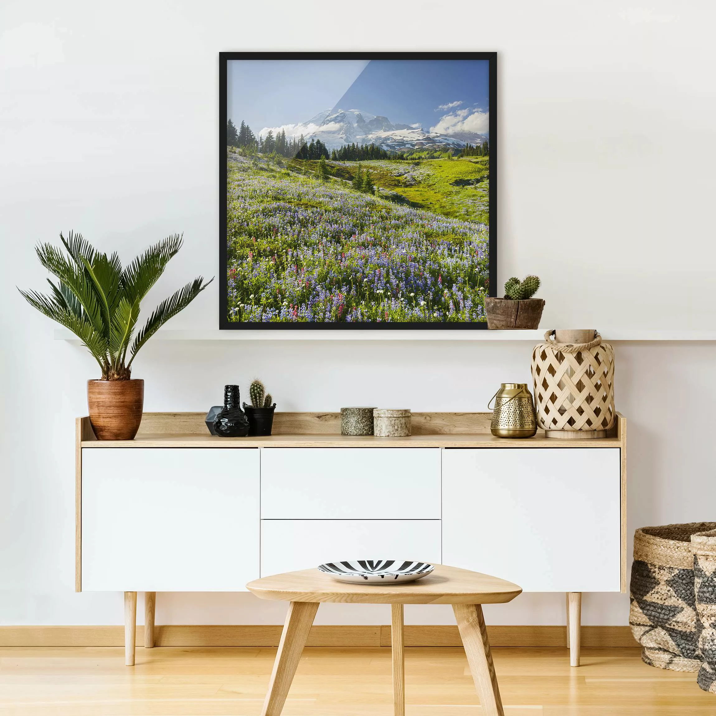 Bild mit Rahmen Natur & Landschaft - Quadrat Bergwiese mit roten Blumen vor günstig online kaufen