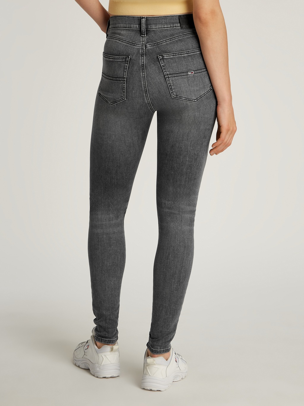 Tommy Jeans Skinny-fit-Jeans "Sylvia High Rise Skinny", mit Logo-Badge günstig online kaufen