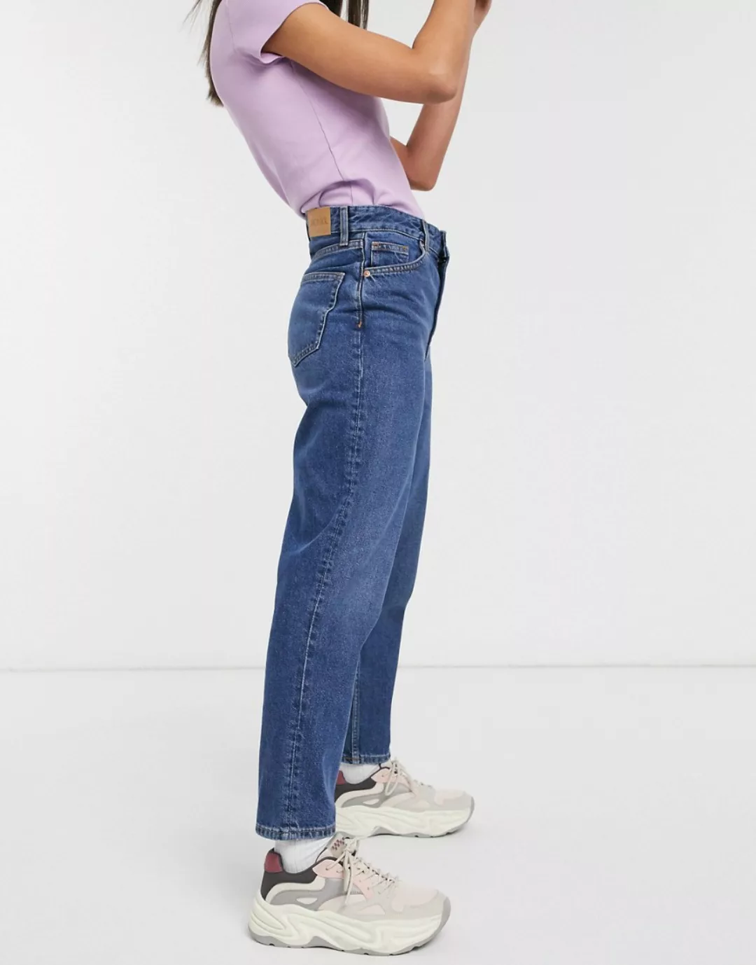 Monki – Taiki – Mom-Jeans aus Bio-Baumwolle mit hoher Taille in LaLune-Blau günstig online kaufen