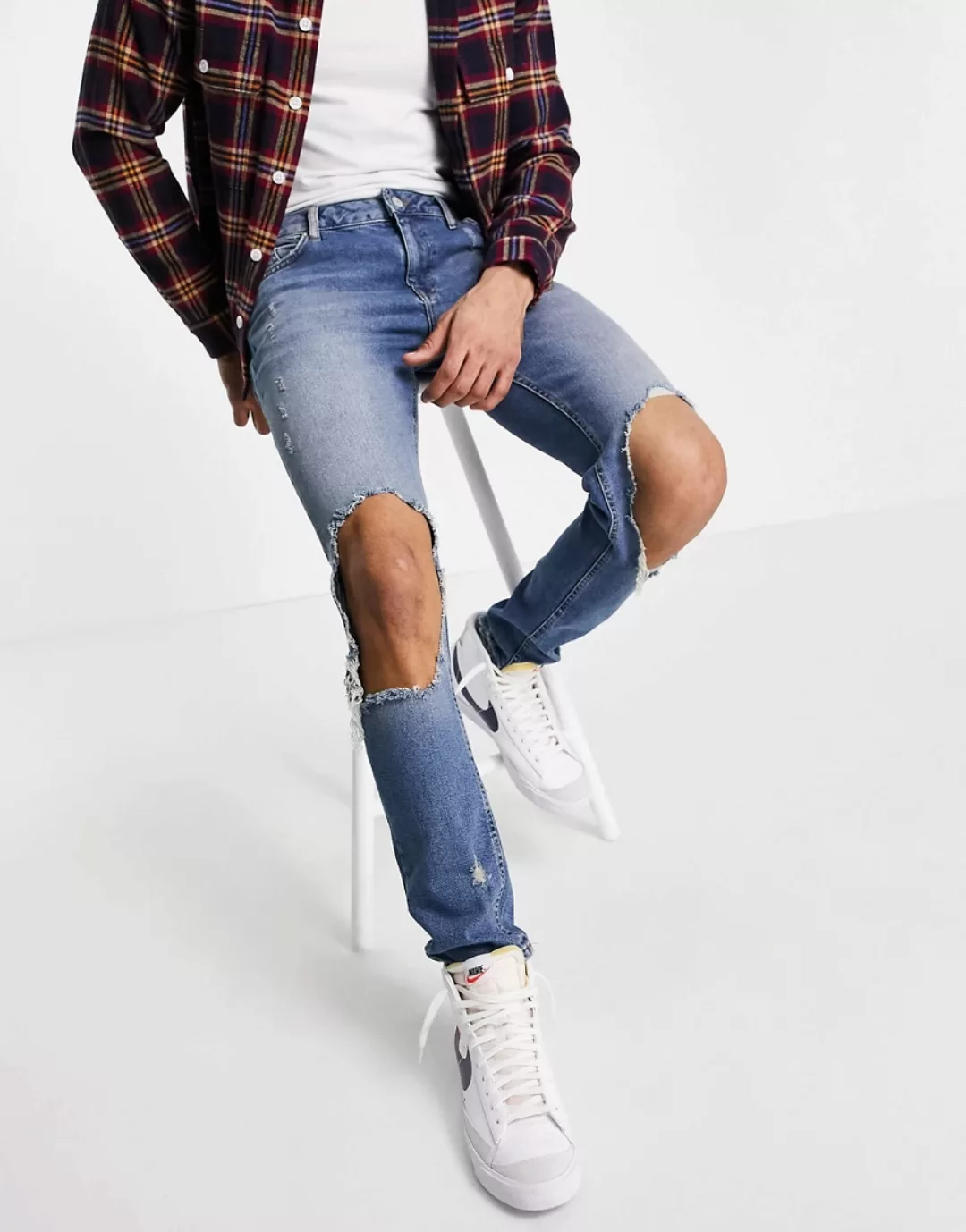 ASOS DESIGN – Enge Jeans mit extremen Rissen in verwaschenem Mittelblau günstig online kaufen