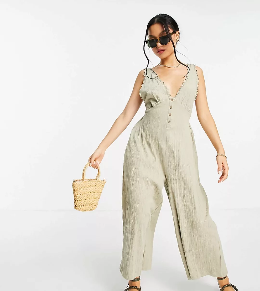 ASOS DESIGN Petite – Schwingender Jumpsuit in Khaki mit Knopfleiste und Spi günstig online kaufen