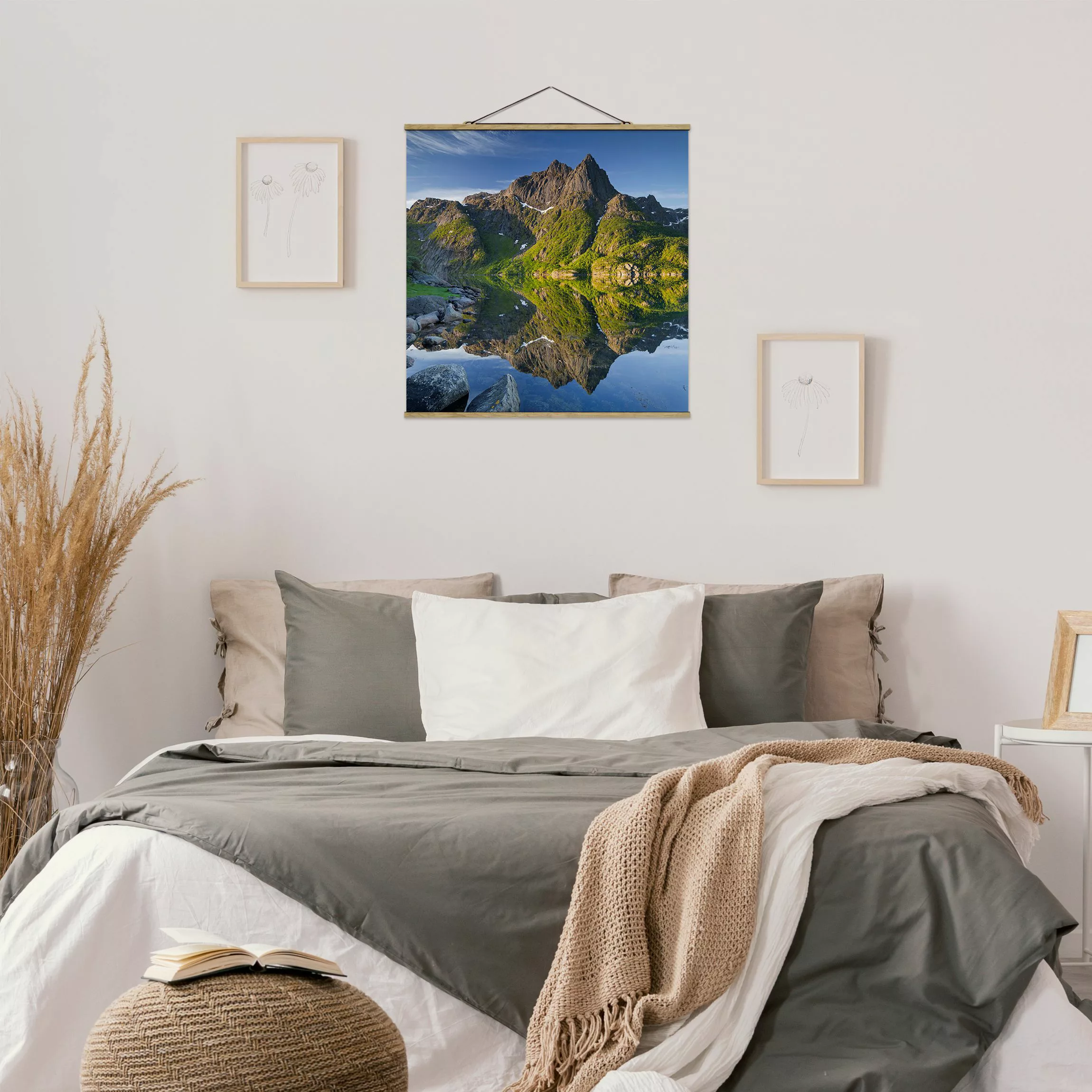 Stoffbild Berge mit Posterleisten - Quadrat Berglandschaft mit Wasserspiege günstig online kaufen