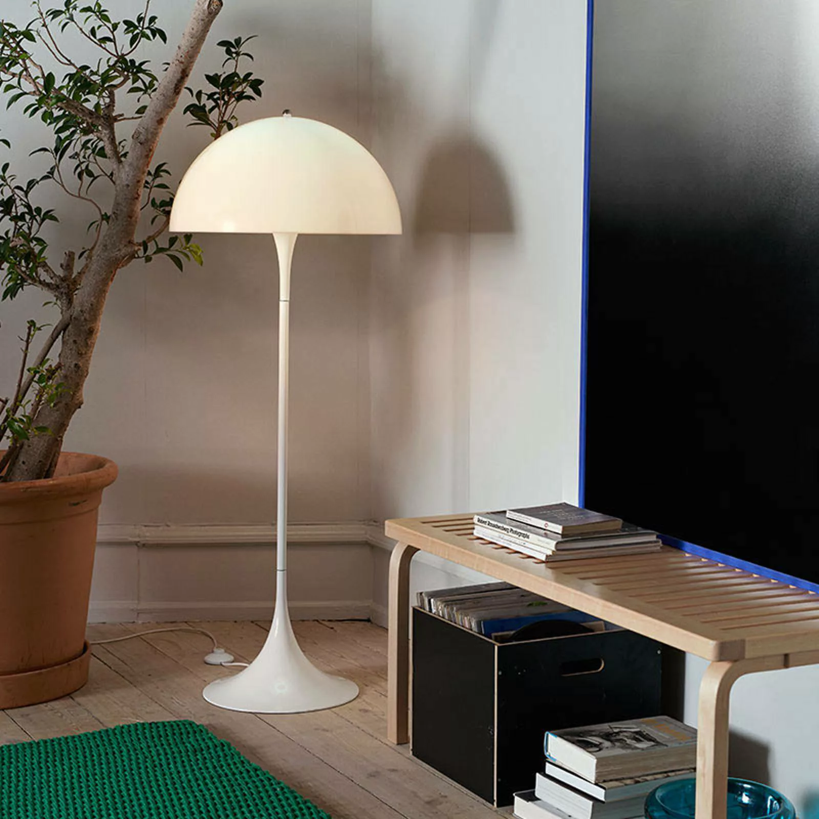 Louis Poulsen Panthella - Design-Stehlampe, opal günstig online kaufen