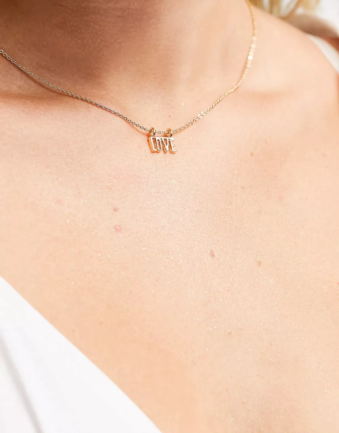 Saint Lola – Halskette mit „Love“-Schriftzug in Goldfarbton-Goldfarben günstig online kaufen