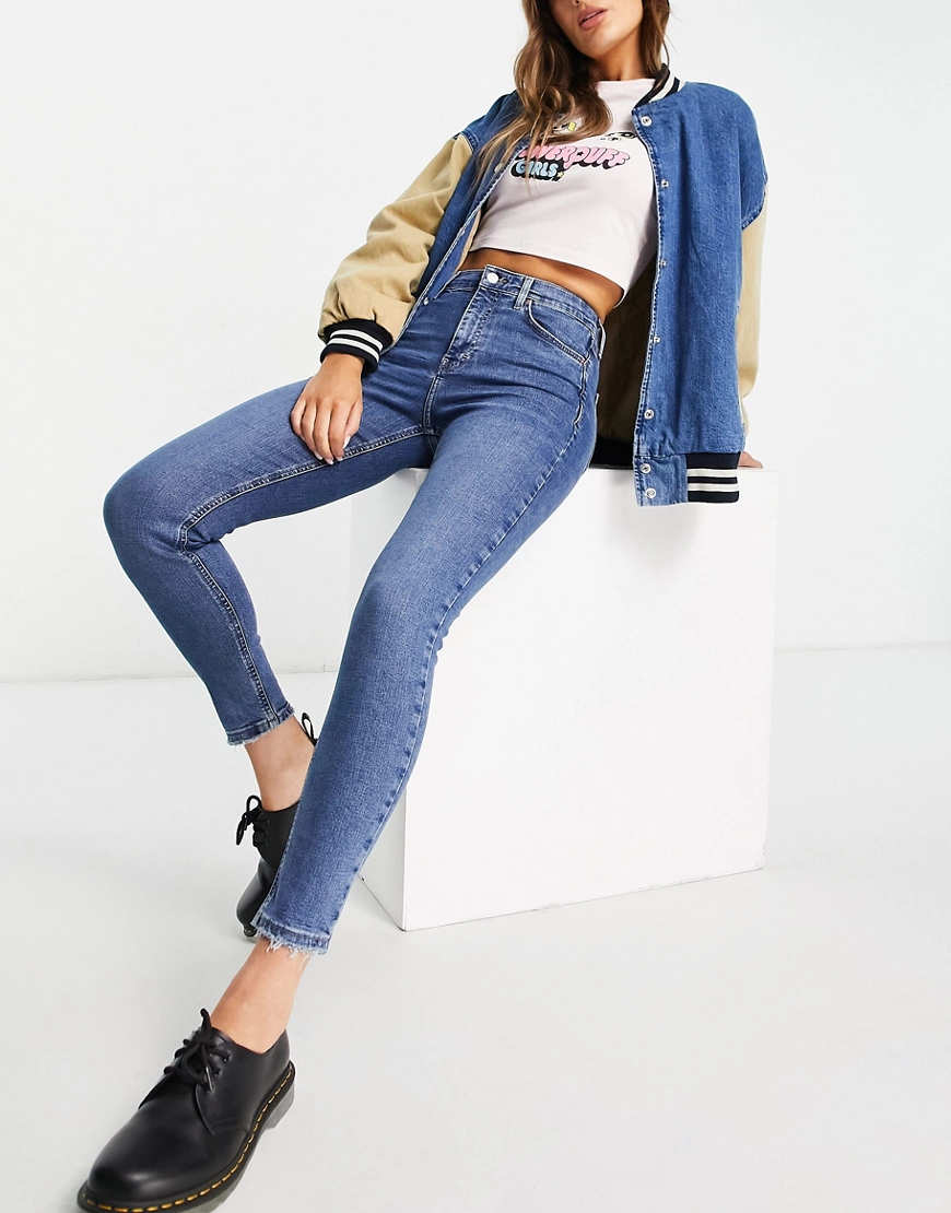 Topshop – Jamie – Jeans in Mittelblau mit verschlissenem Saum günstig online kaufen